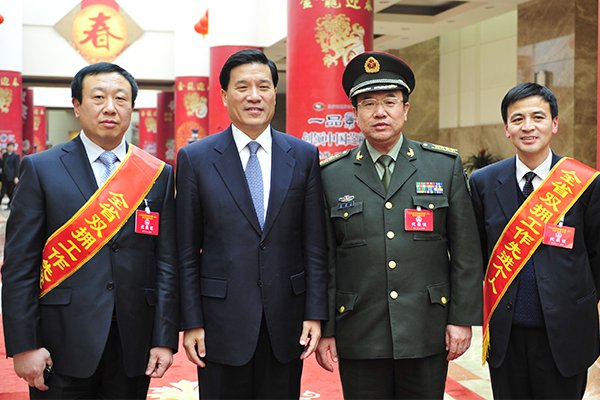 與韓耀玉、夏耕等同志合影